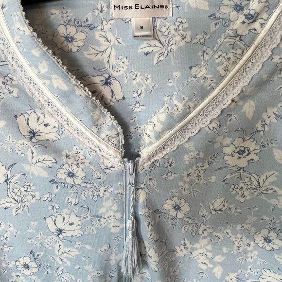 Miss Elaine 2pc Floral Bouquets Robe and Gown Set - Picture 5 of 16